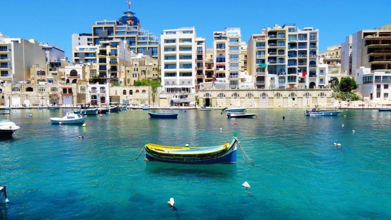 Superb Seafront Family Apartment Sliema